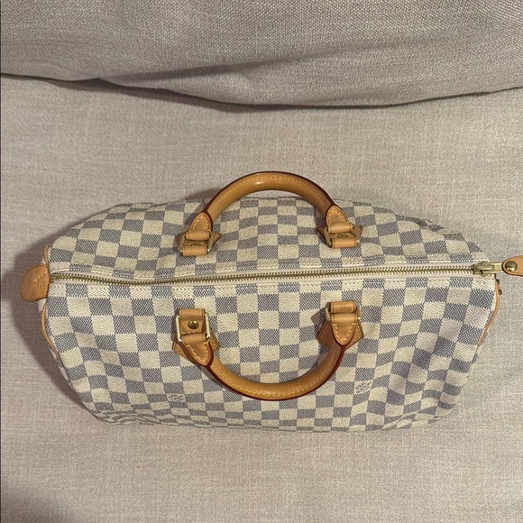 Brown duffel bag with checkered pattern and structured shape - Picture 2 of 8